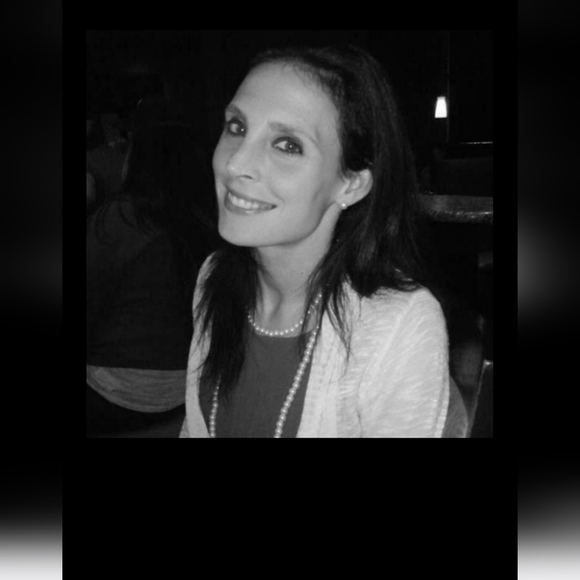 ๐  Meet your Posher: Valerie ๐ - Picture 4 of 16